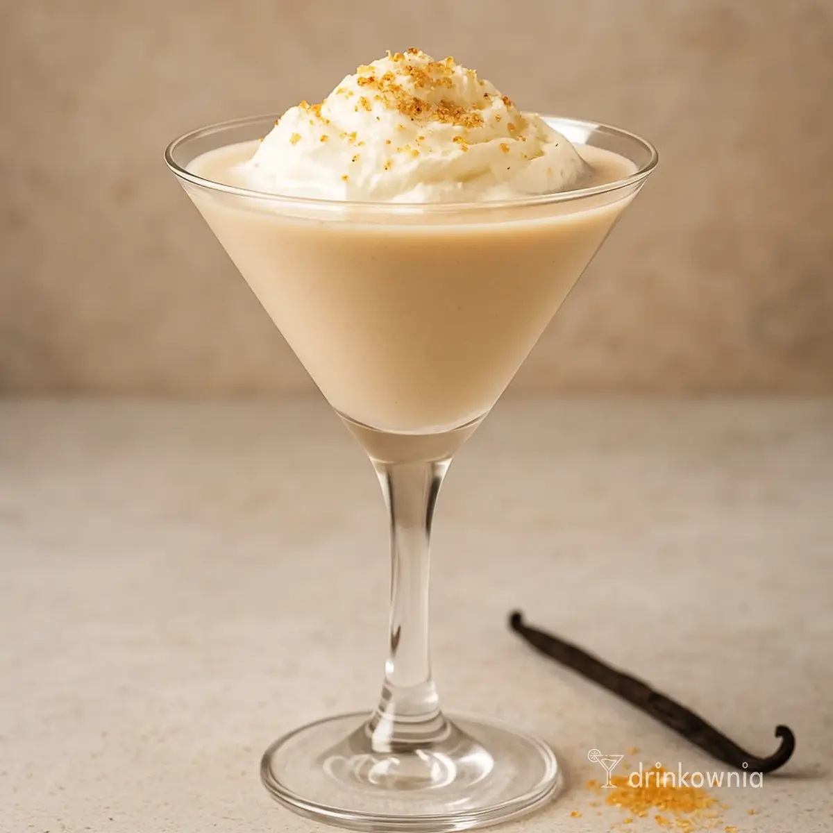 Deserowy drink Crème Brûlée Martini z waniliową wódką, likierem karmelowym i bitą śmietaną – idealny na Dzień Mamy.