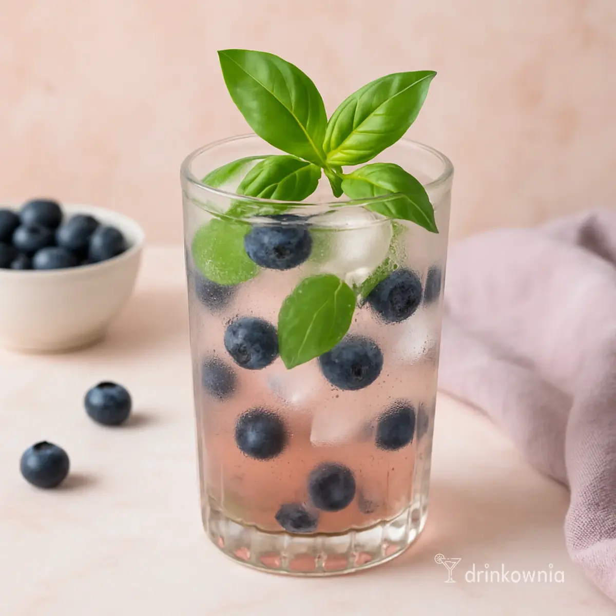 Bezalkoholowy drink z borówkami, bazylią i syropem z czarnego bzu – orzeźwiający koktajl idealny na Dzień Mamy.