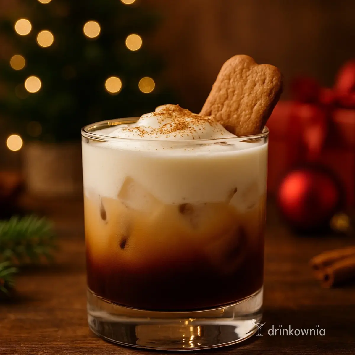 Piernikowy White Russian z warstwami, bitą śmietaną i pierniczkiem, podany w świątecznej, ciepłej scenerii.