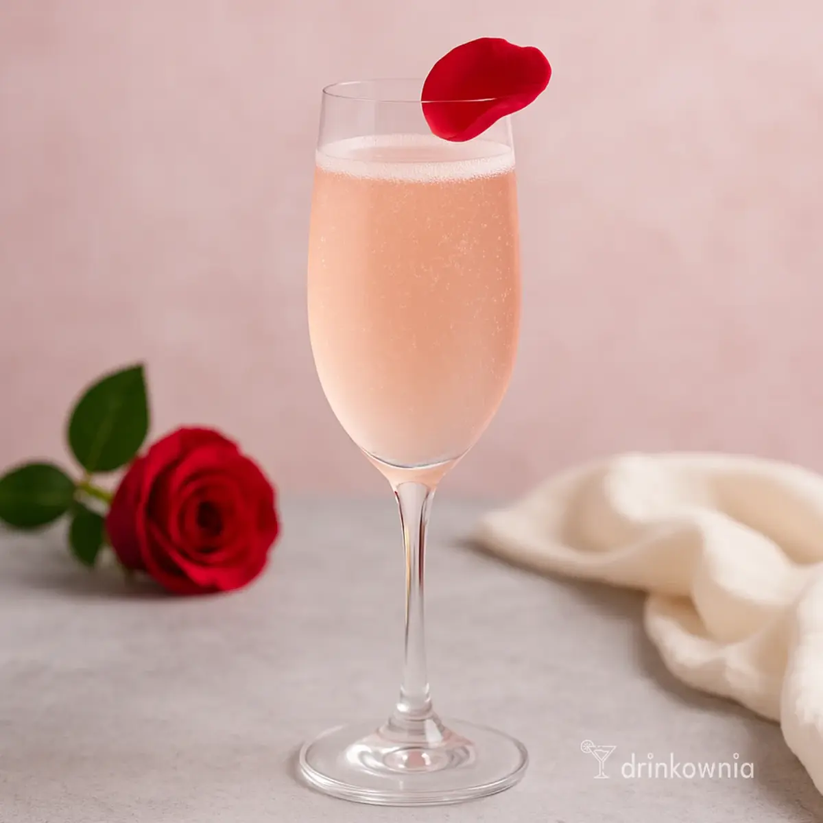 Elegancki koktajl Rose Fizz z prosecco i syropem różanym – idealny drink na Dzień Mamy, kobiecy i kwiatowy.