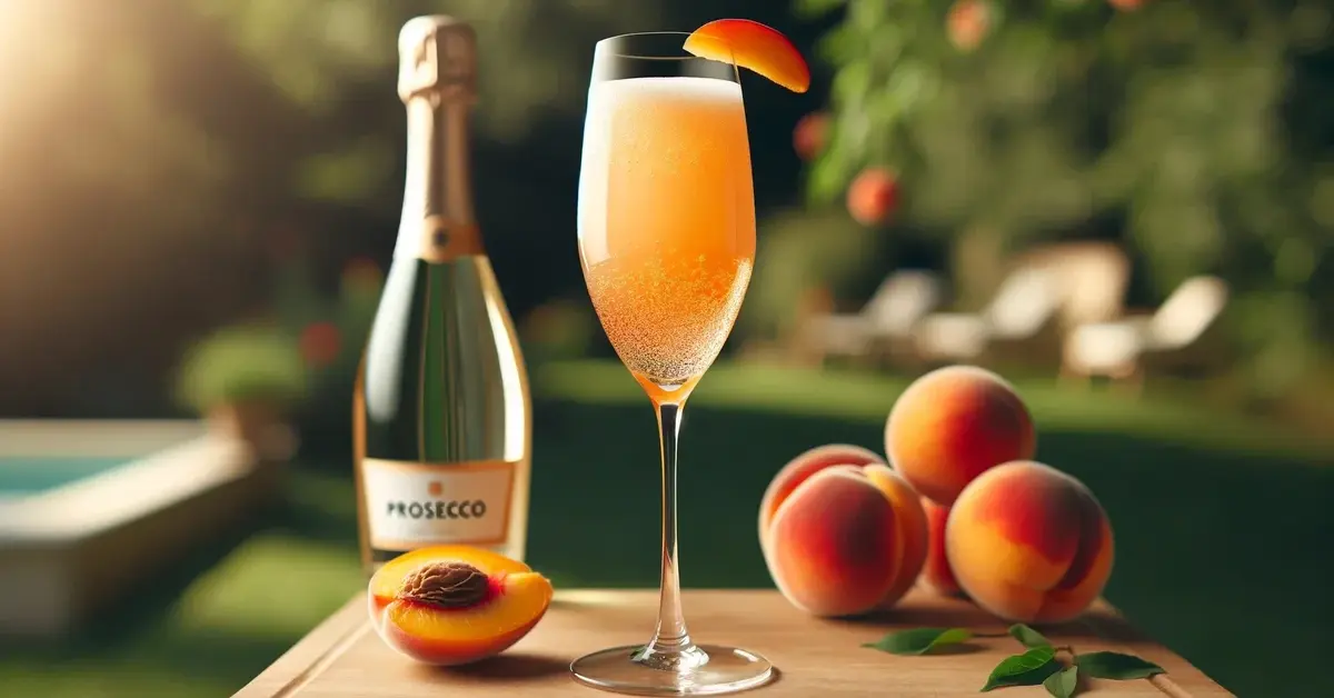 Lekko pomarańczowy, brzoskwiniowy drink Bellini z Prosecco, z ogrodem w tle i w towarzystwie brzoskwiń.