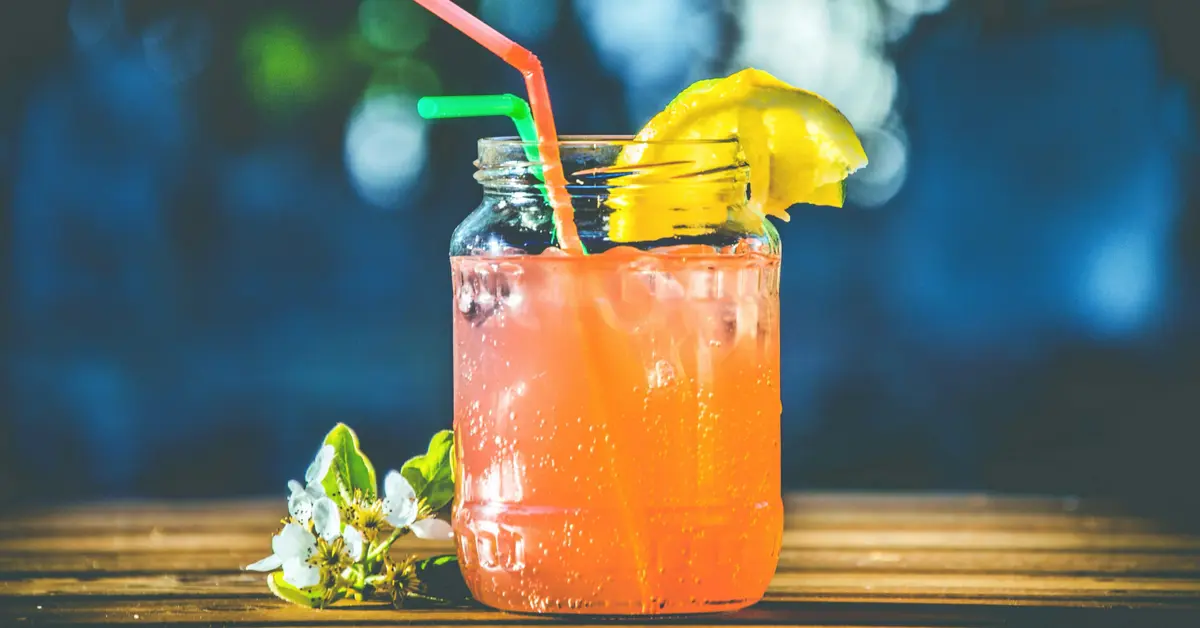 Zdjęcie przedstawia drink idealny na domówkę.