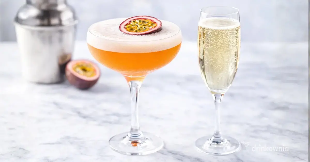 Pornstar Martini z marakują i Prosecco – jasny, egzotyczny drink w kieliszku koktajlowym, elegancka aranżacja